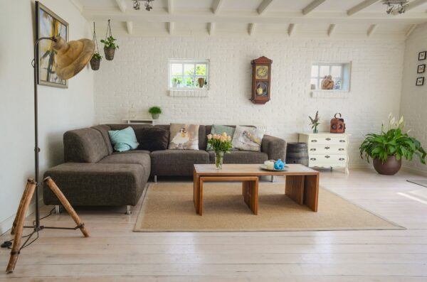 Salon-urzadzony-w-brazach-i-drewnie