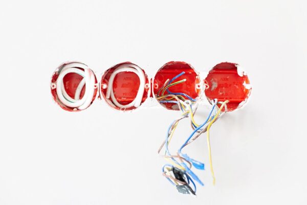Puszki-z-instalacji-elektrycznej-na-bialej-scianie